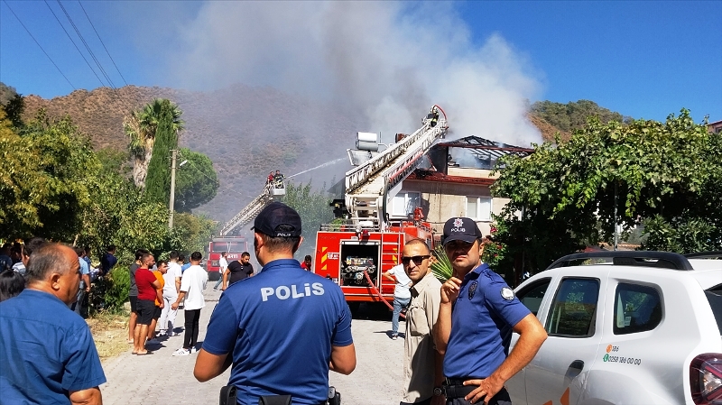 Çatıda çıkan yangın hasara yol açtı..
