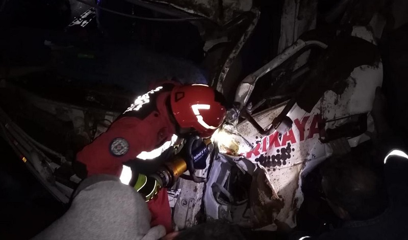 Devrilen beton mikserinin sürücüsü yaralandı