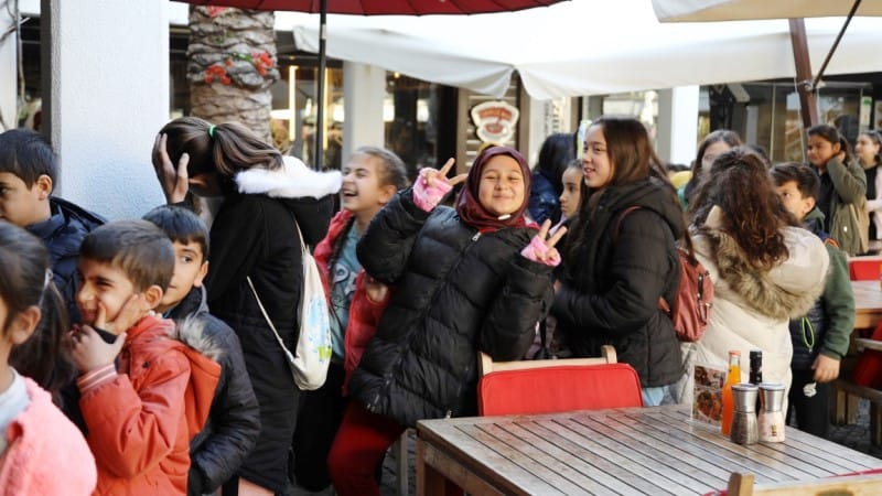 bodrumlu-ogrencilere-karne-hediyesi-1