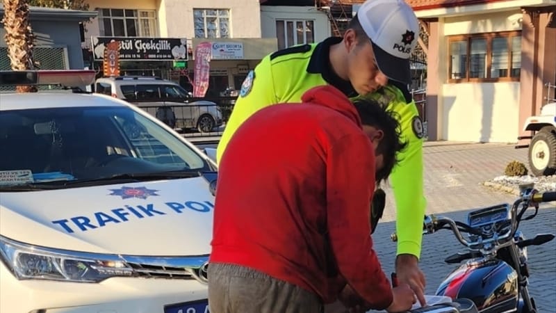 Motosiklette yatar halde seyreden çocuğa 5 bin 451 lira ceza kesildi