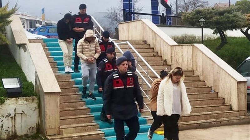 Bilişim sistemleri üzerinden dolandırıcılık yapan 5 zanlı tutuklandı