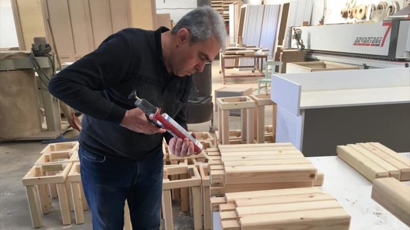 bodrumlu-ogrenciler-depremzedeye-masa-uretiyorlar-2