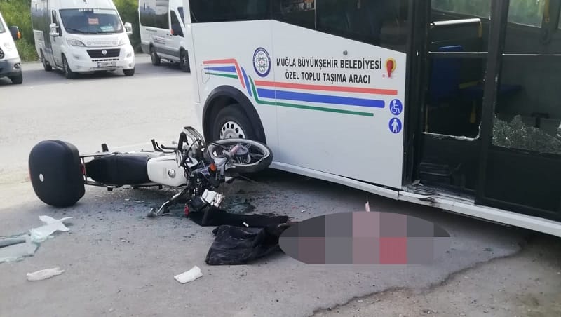 Minibüs ile çarpışan motosikletin sürücüsü ağır yaralandı