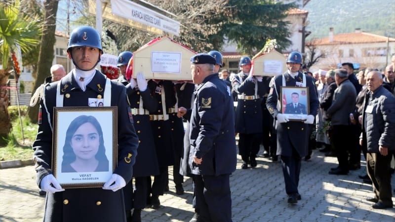 Depremde hayatını kaybeden polis ve 2 kızının cenazesi Marmaris’te defnedildi