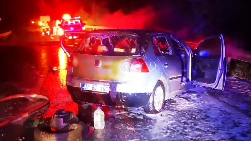 Kaza yapan otomobil yanarak kullanılmaz hale geldi..