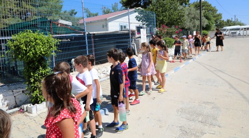 Öğrencilerden sokak hayvanlarına ziyaret..