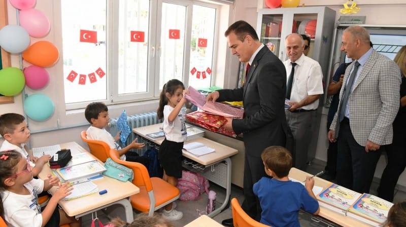 Vali Akbıyık yeni eğitim öğretim yılı heyecanına ortak oldu