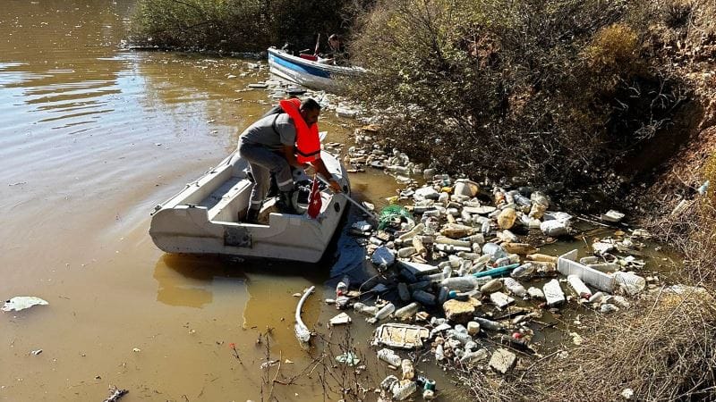 Bitez barajında biriken çöpler temizlendi..