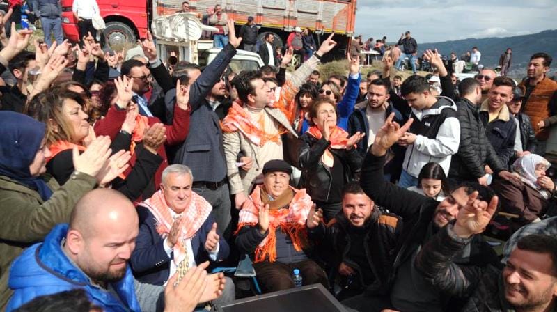 Ayaydın, Halkla İç İçe, Kol Kola Deve Güreşlerini İzledi