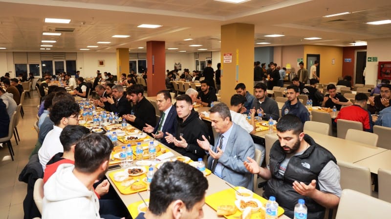 Vali Akbıyık, KYK Yurdunda Öğrencilerle İftar Yapıp, Langırt Oynadı..