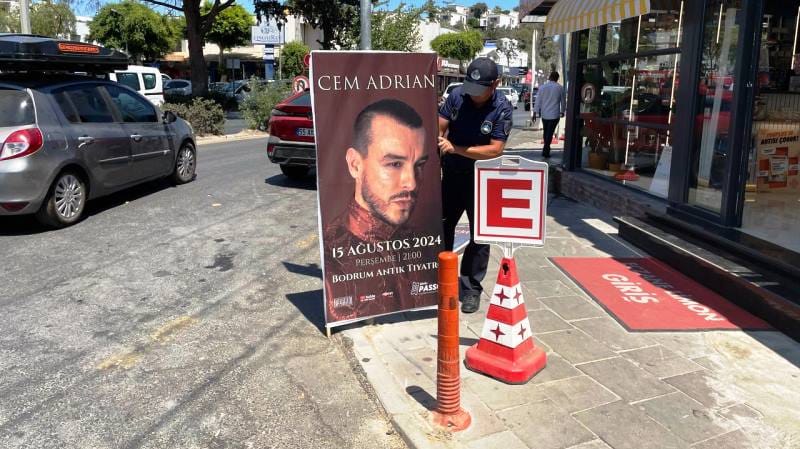 izinsiz_asilan_afisler_toplaniyor_1