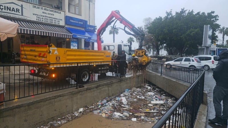 Belediye Ekiplerinden Yağmur Mesaisi..