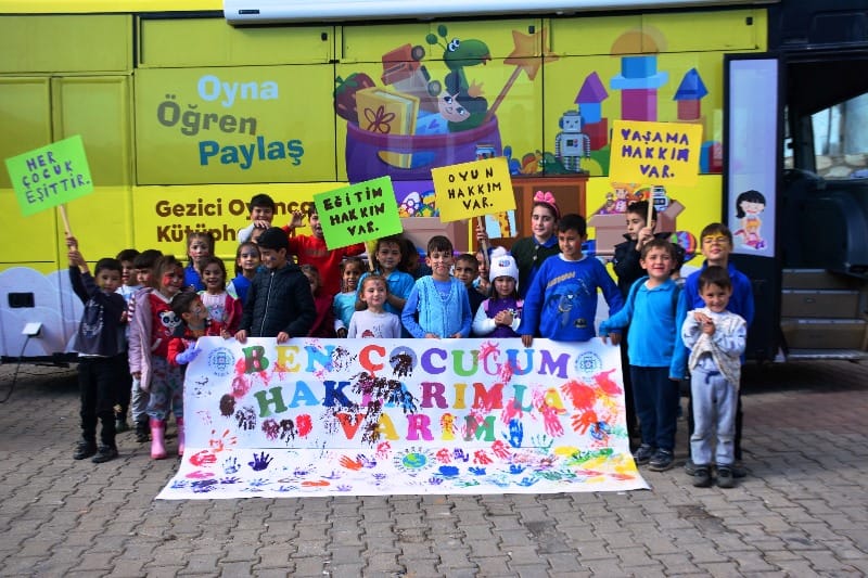 ‘Gezici Oyuncak Kütüphanesi’ çocukların yeni neşesi (1)
