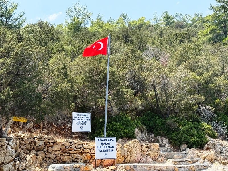 bodrum_belediyesi_belediyeden_bayrak_yenileme_çalişmalari (3)