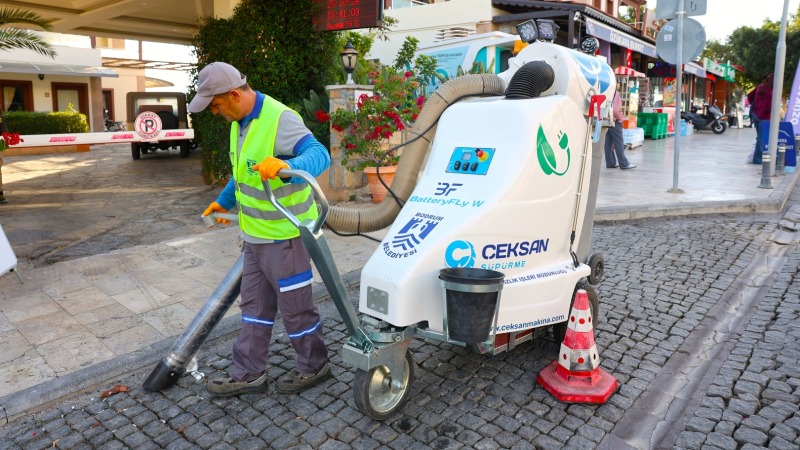 Yeni Nesil Elektrikli Yol Süpürme Araçları Bodrum Sokaklarında