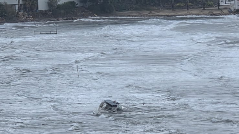 Şiddetli fırtına tekneyi batırdı