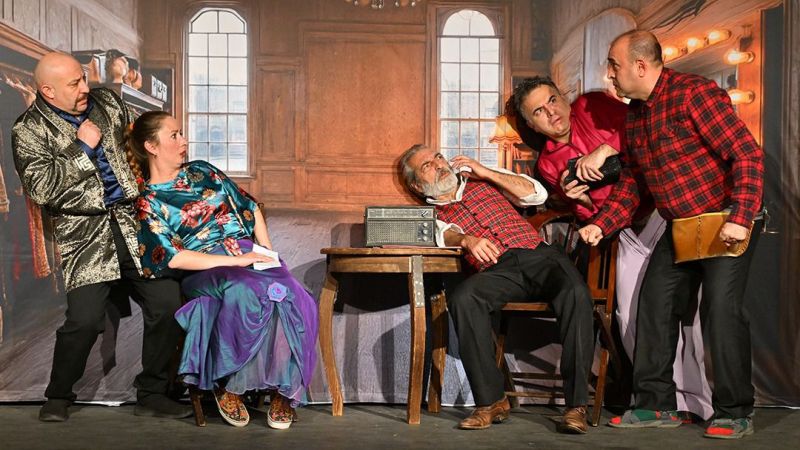 “Çivi” Bodrum’da: Kaos, Kahkaha Ve Tiyatronun En Samimi Hâli