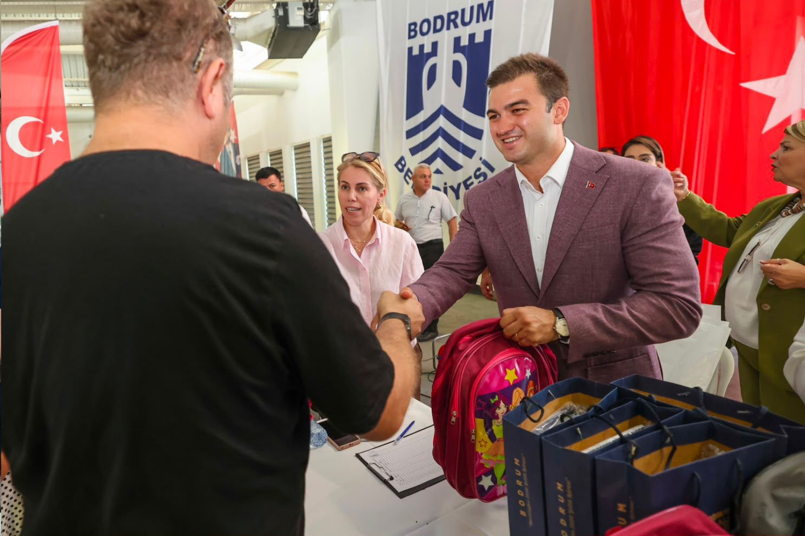 Bodrum Belediyesinden 1250 Öğrenciye Kırtasiye ve Burs Desteği